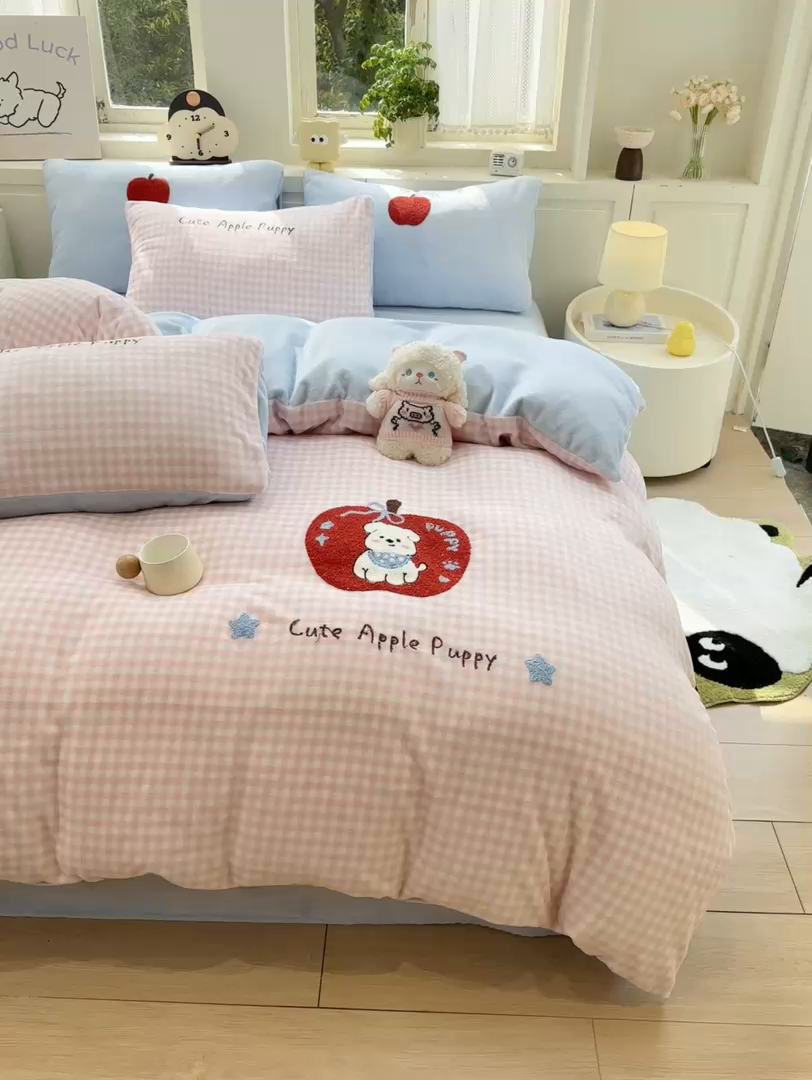 91家纺网 家纺一手货源 找家纺 灰鲸 2025新款牛奶绒毛巾绣苹果狗、蛋糕喵系列四件套 苹果狗-粉格+繁星蓝