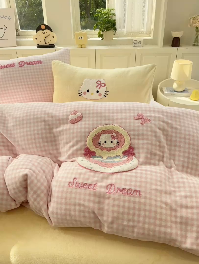 91家纺网 家纺一手货源 找家纺 灰鲸 2025新款牛奶绒毛巾绣苹果狗、蛋糕喵系列四件套 蛋糕喵-粉格+奶油黄