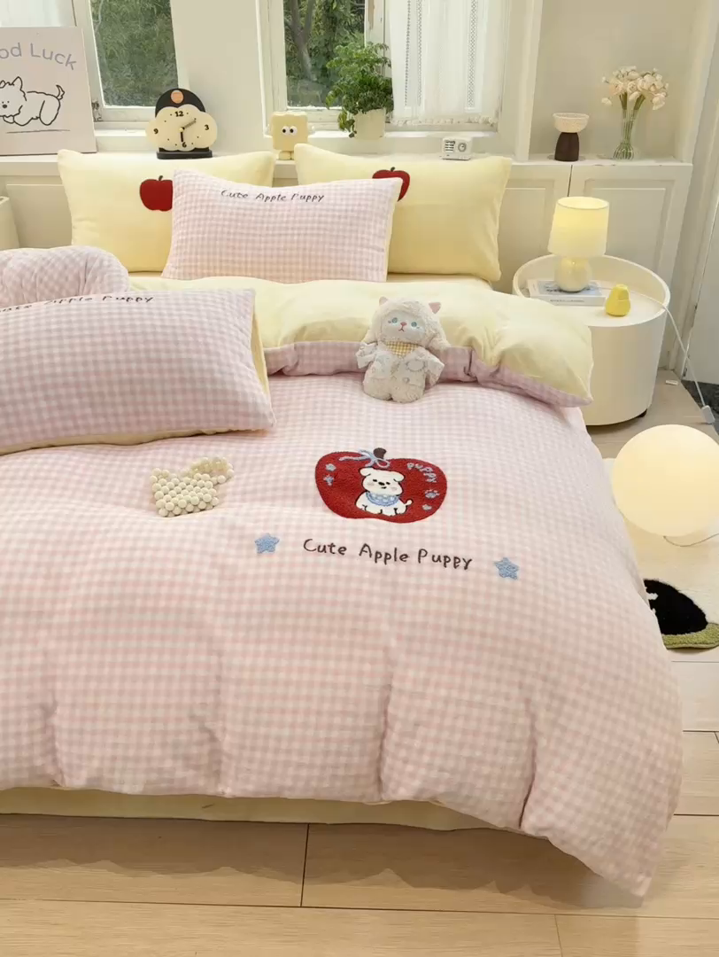 91家纺网 家纺一手货源 找家纺 灰鲸 2025新款牛奶绒毛巾绣苹果狗、蛋糕喵系列四件套 苹果狗-粉格+奶油黄