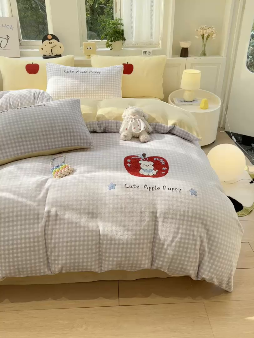 91家纺网 家纺一手货源 找家纺 灰鲸 2025新款牛奶绒毛巾绣苹果狗、蛋糕喵系列四件套 苹果狗-紫格+奶油黄