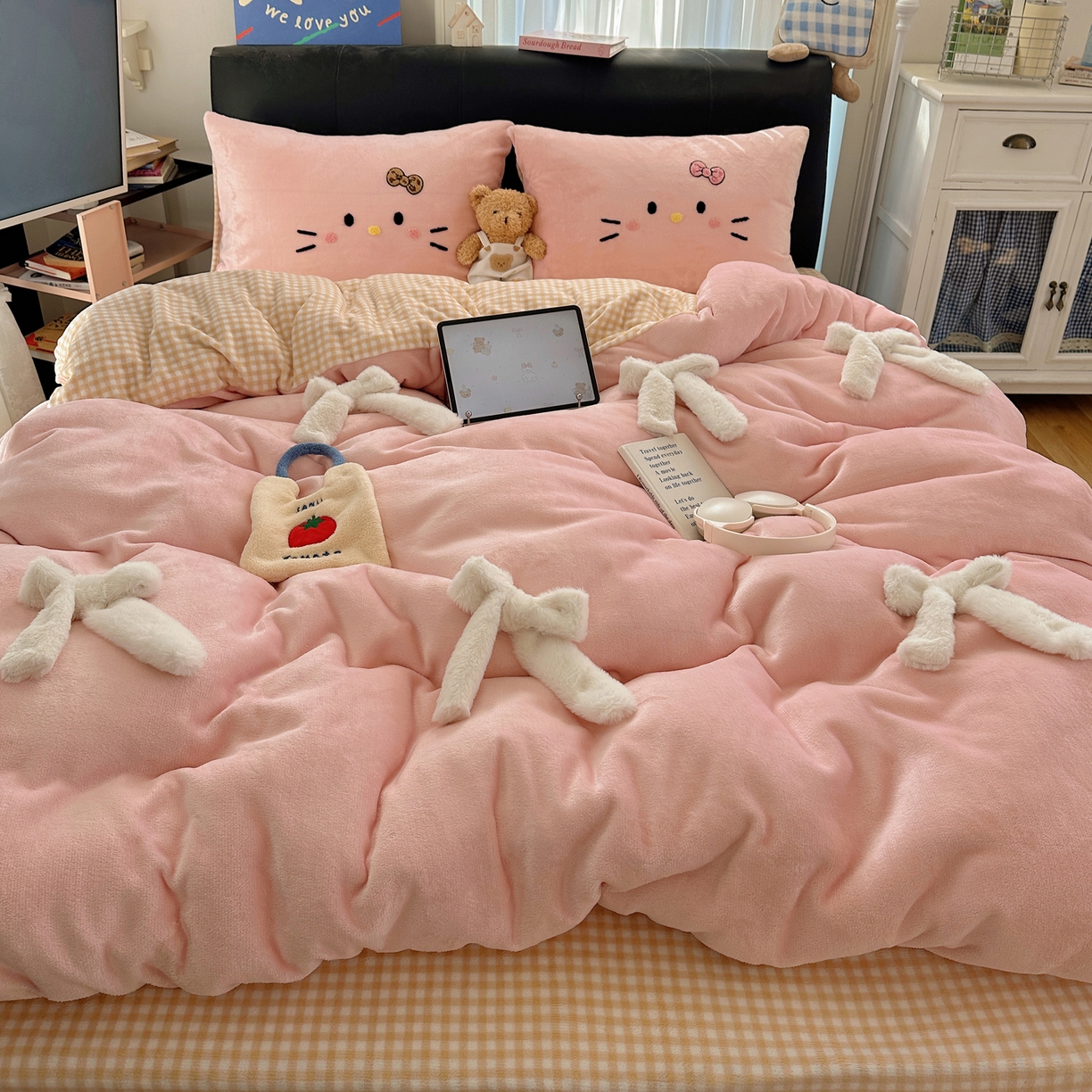 91家纺网 家纺一手货源 找家纺 顾里家纺 2025新款兔毛蝴蝶结喵酱牛奶绒四件套 蝴蝶结猫咪粉