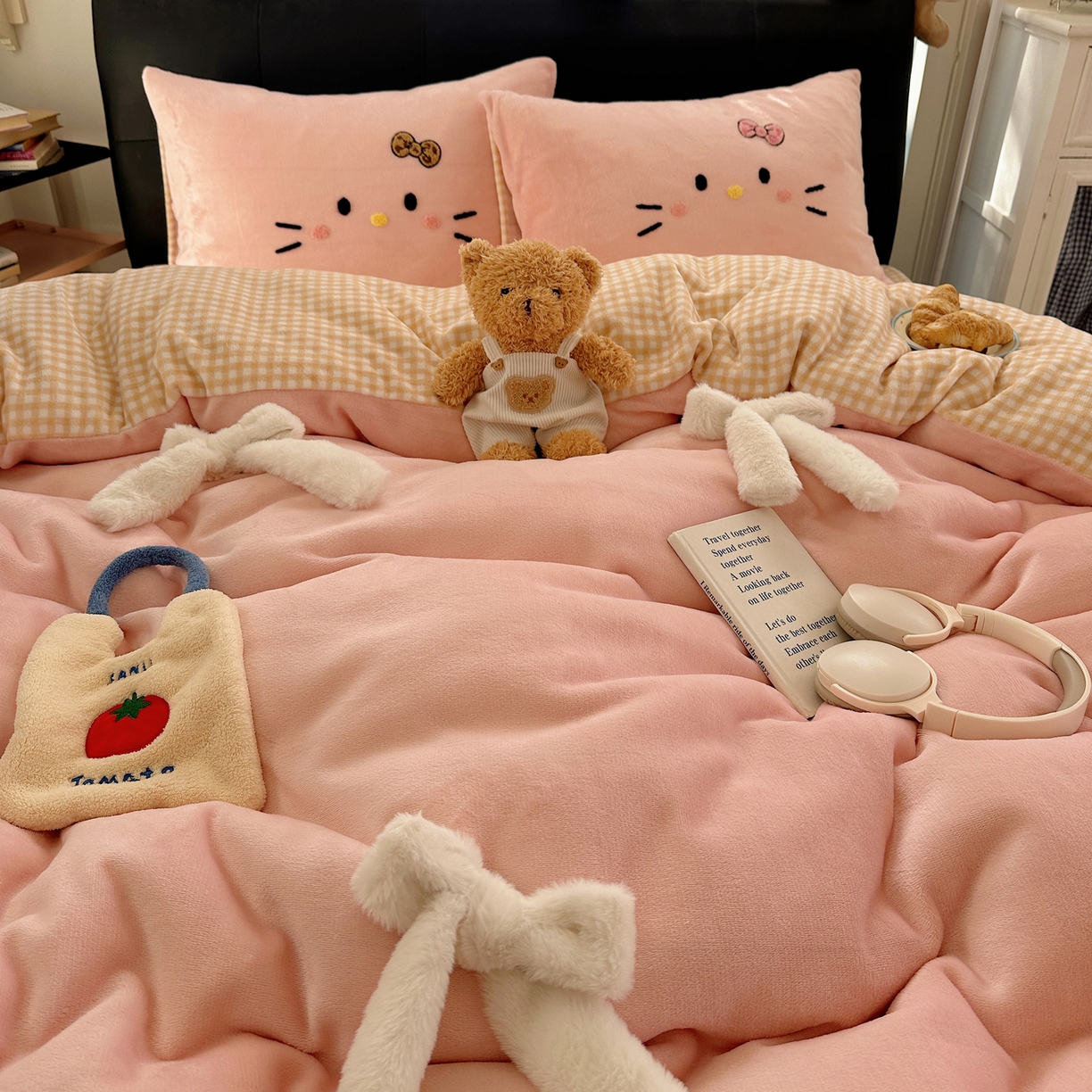 91家纺网 家纺一手货源 找家纺 顾里家纺 2025新款兔毛蝴蝶结喵酱牛奶绒四件套 蝴蝶结猫咪粉