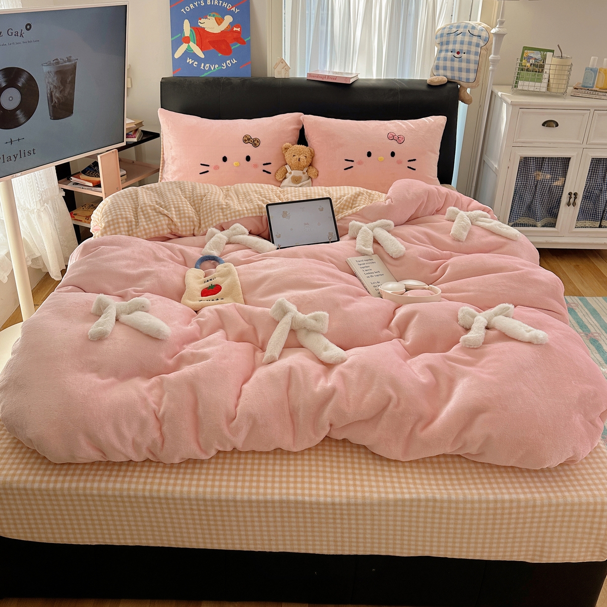 91家纺网 家纺一手货源 找家纺 顾里家纺 2025新款兔毛蝴蝶结喵酱牛奶绒四件套 蝴蝶结猫咪粉