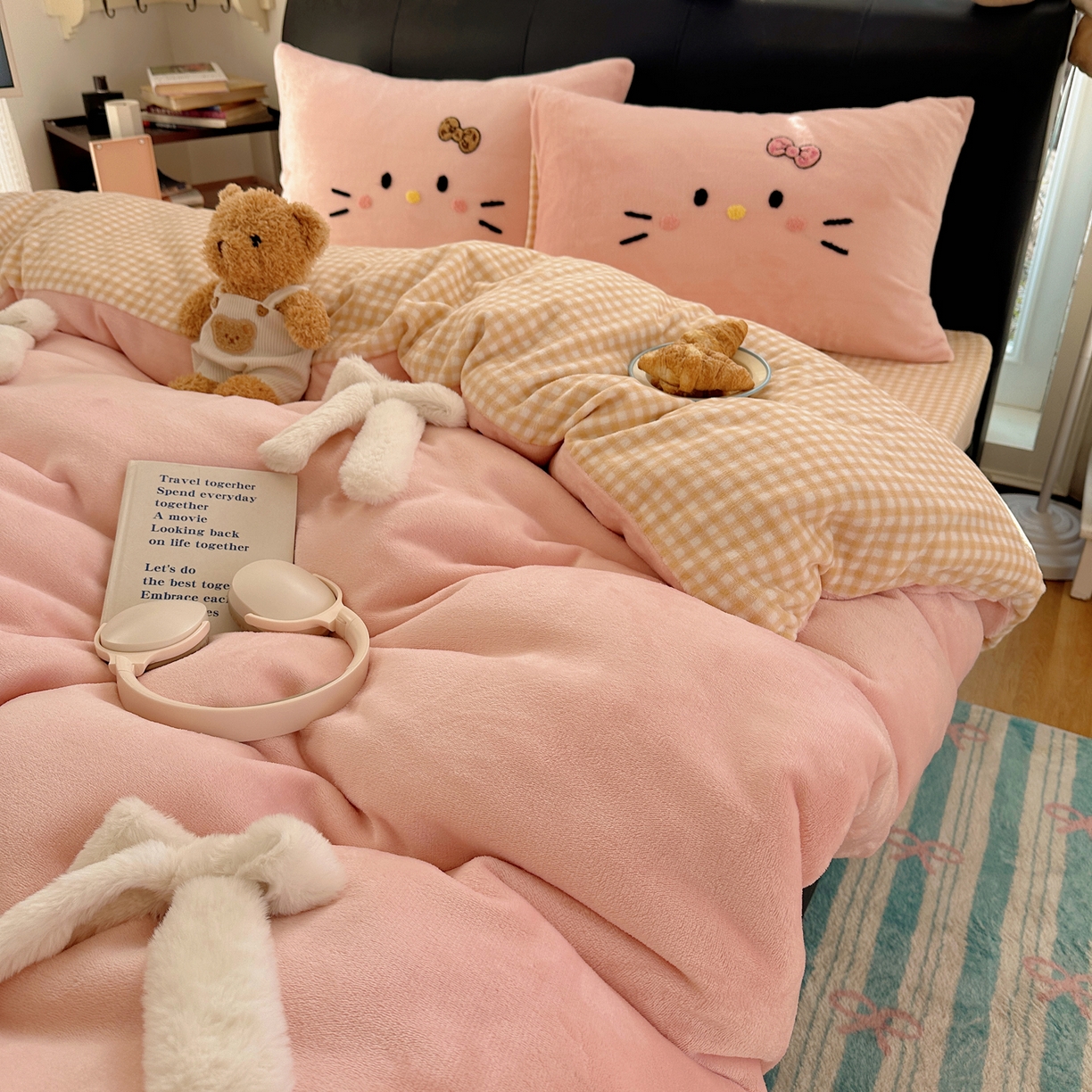 91家纺网 家纺一手货源 找家纺 顾里家纺 2025新款兔毛蝴蝶结喵酱牛奶绒四件套 蝴蝶结猫咪粉