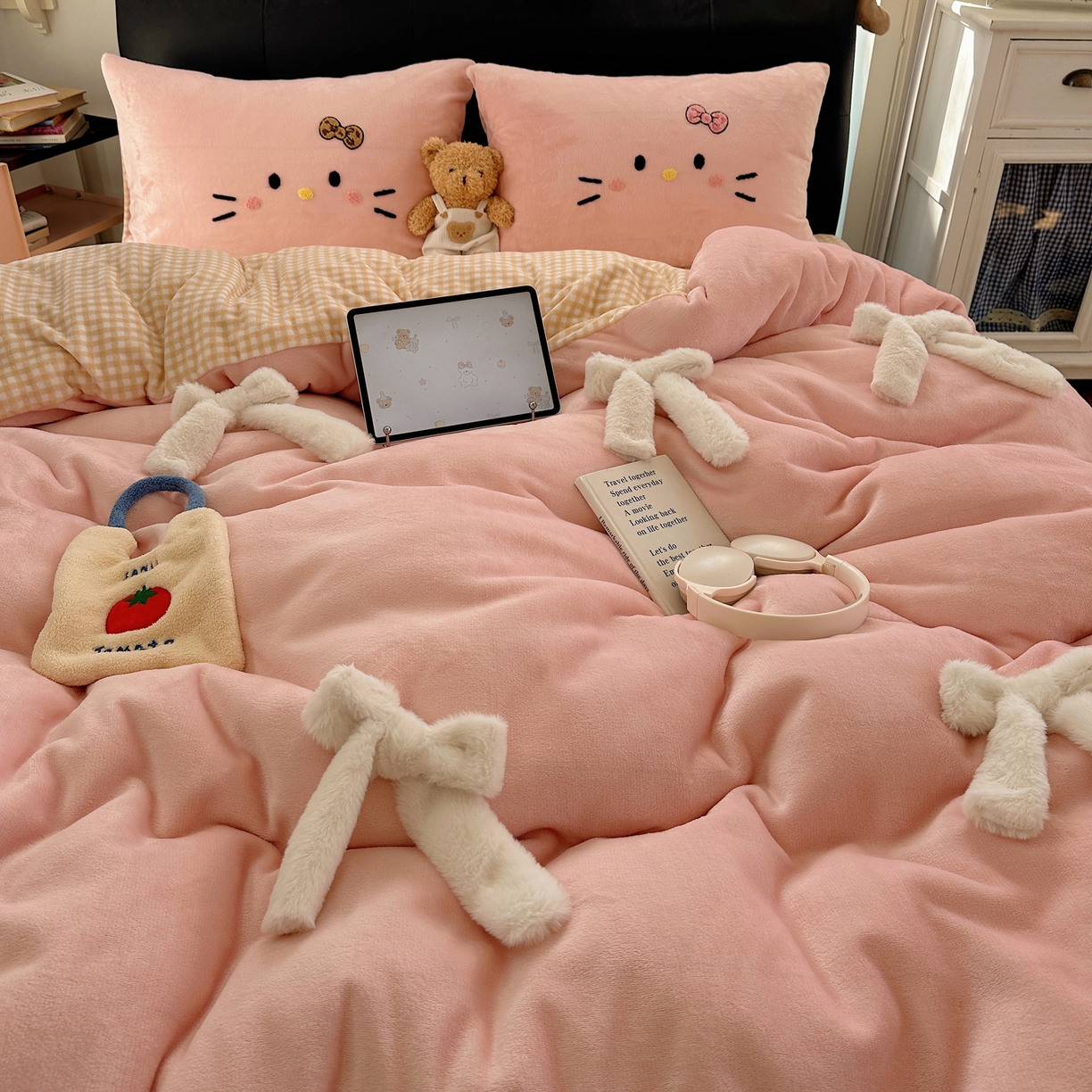 91家纺网 家纺一手货源 找家纺 顾里家纺 2025新款兔毛蝴蝶结喵酱牛奶绒四件套 蝴蝶结猫咪粉