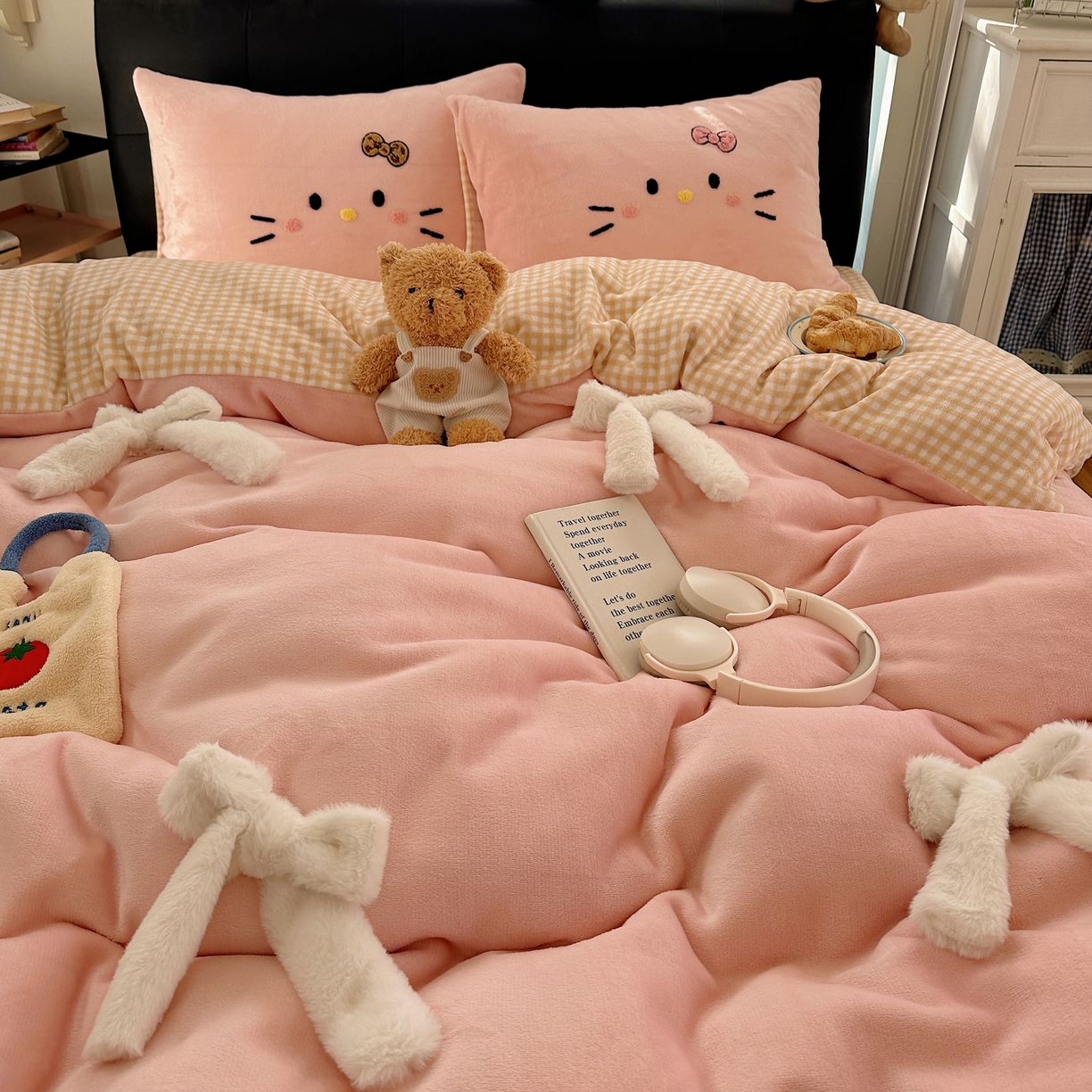 91家纺网 家纺一手货源 找家纺 顾里家纺 2025新款兔毛蝴蝶结喵酱牛奶绒四件套 蝴蝶结猫咪粉