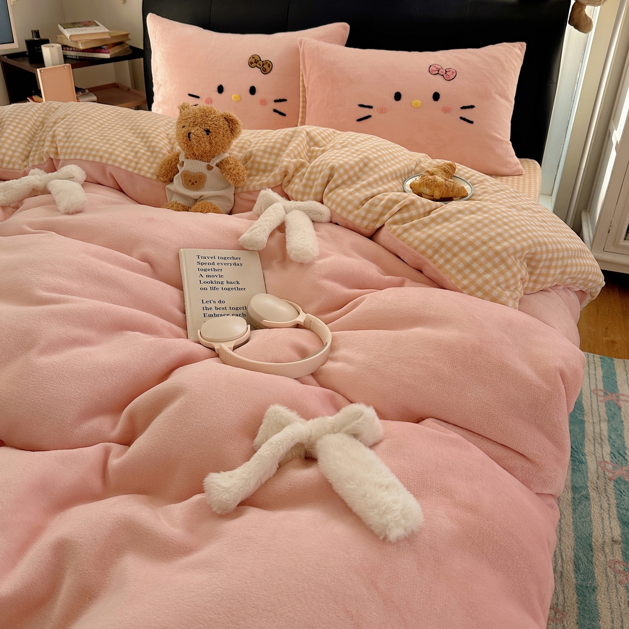 91家纺网 家纺一手货源 找家纺 顾里家纺 2025新款兔毛蝴蝶结喵酱牛奶绒四件套 蝴蝶结猫咪粉