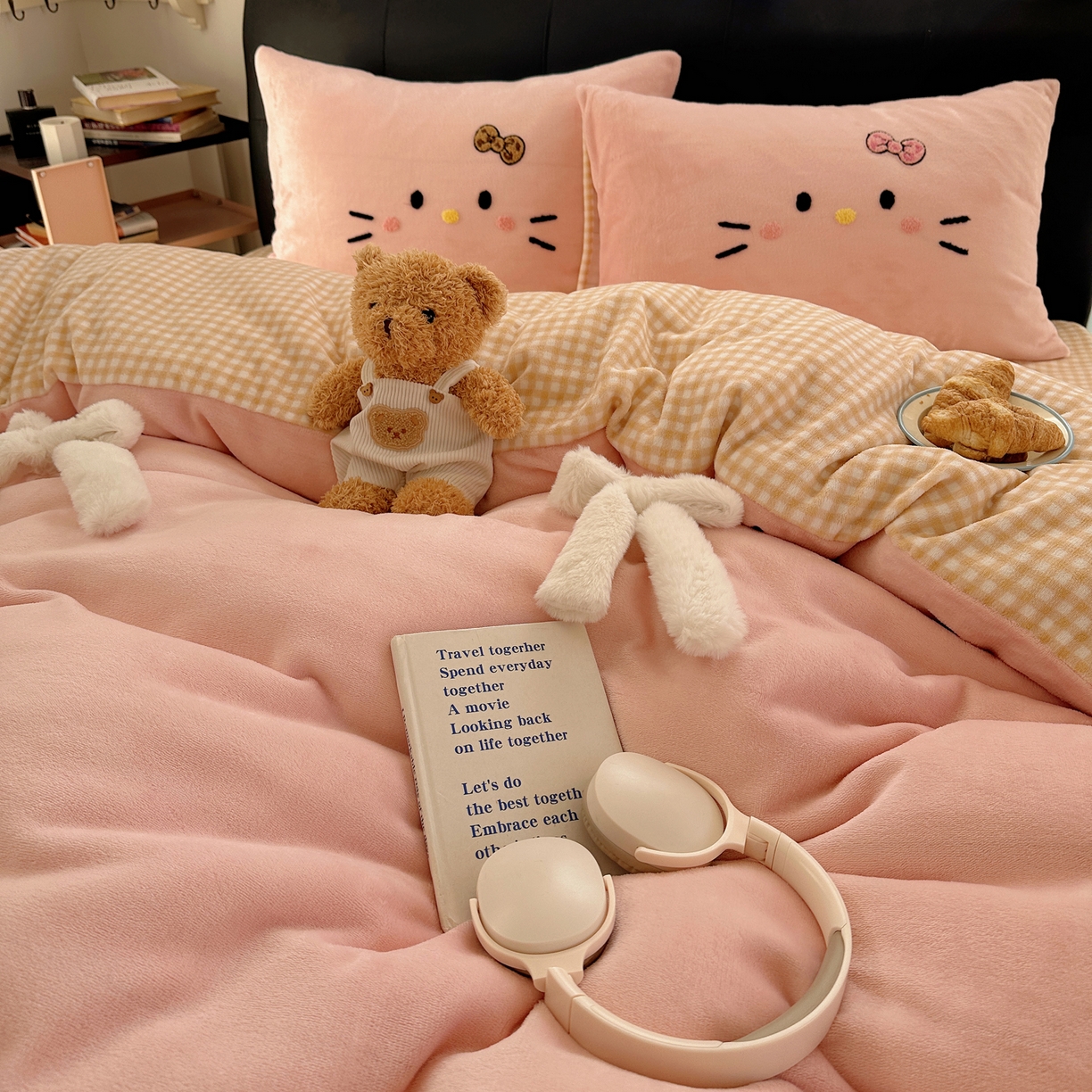 91家纺网 家纺一手货源 找家纺 顾里家纺 2025新款兔毛蝴蝶结喵酱牛奶绒四件套 蝴蝶结猫咪粉