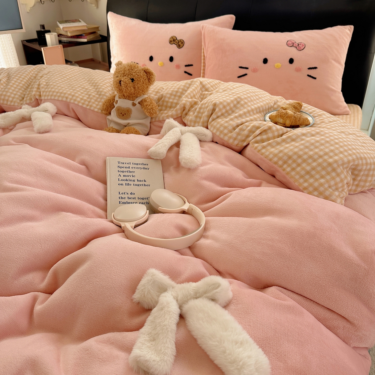 91家纺网 家纺一手货源 找家纺 顾里家纺 2025新款兔毛蝴蝶结喵酱牛奶绒四件套 蝴蝶结猫咪粉