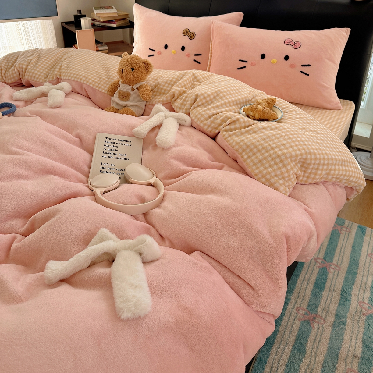 91家纺网 家纺一手货源 找家纺 顾里家纺 2025新款兔毛蝴蝶结喵酱牛奶绒四件套 蝴蝶结猫咪粉