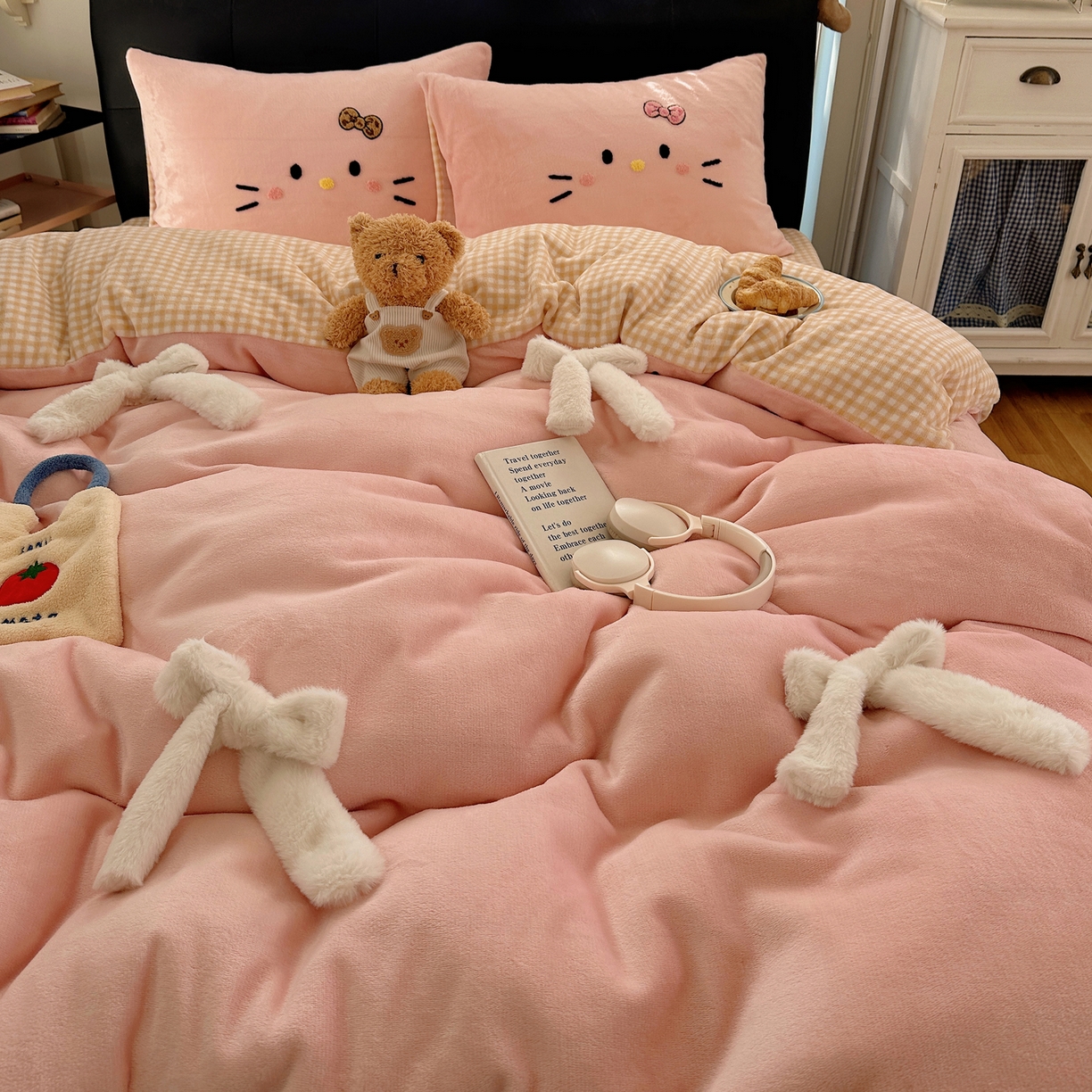 91家纺网 家纺一手货源 找家纺 顾里家纺 2025新款兔毛蝴蝶结喵酱牛奶绒四件套 蝴蝶结猫咪粉