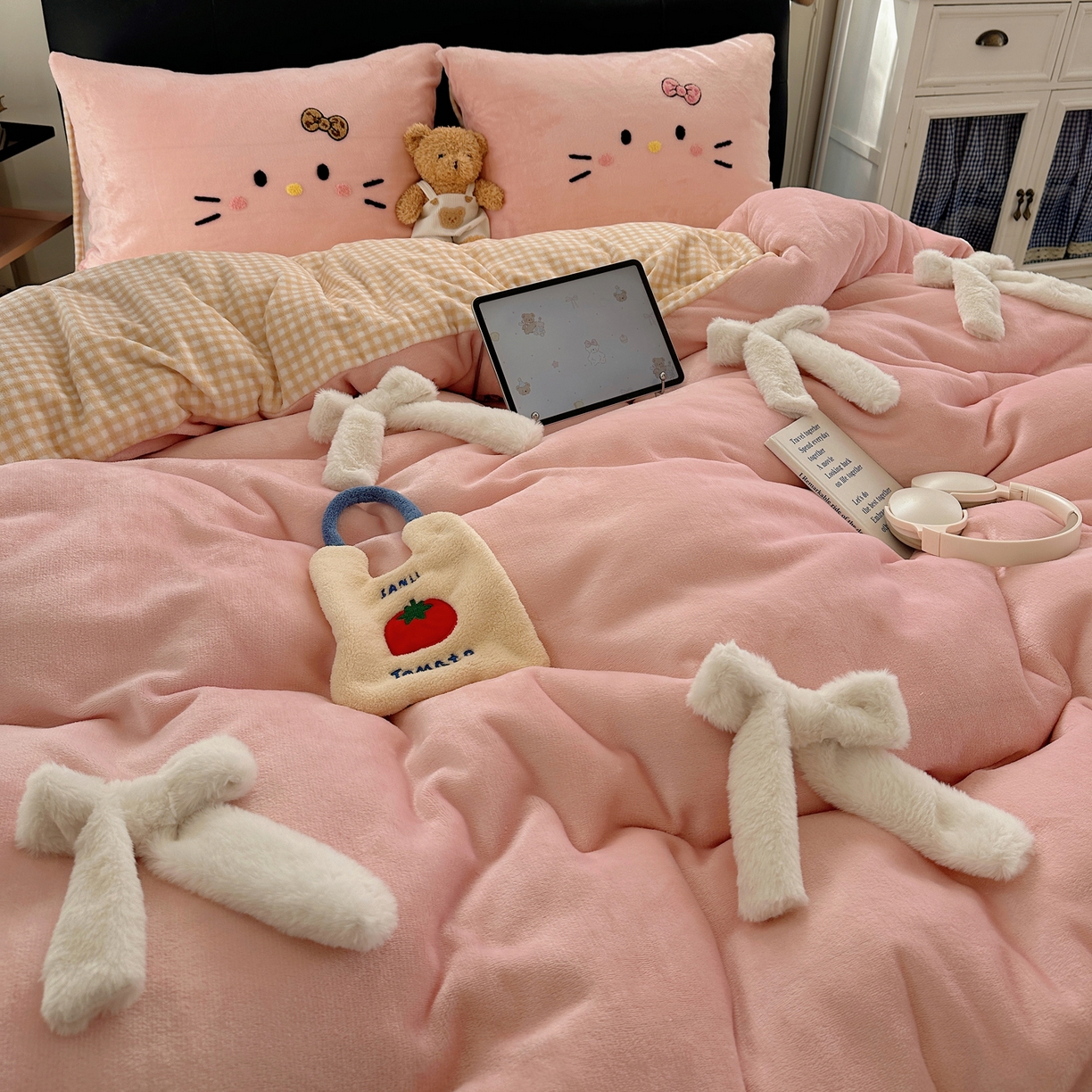 91家纺网 家纺一手货源 找家纺 顾里家纺 2025新款兔毛蝴蝶结喵酱牛奶绒四件套 蝴蝶结猫咪粉