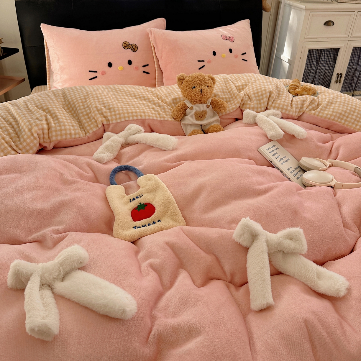 91家纺网 家纺一手货源 找家纺 顾里家纺 2025新款兔毛蝴蝶结喵酱牛奶绒四件套 蝴蝶结猫咪粉