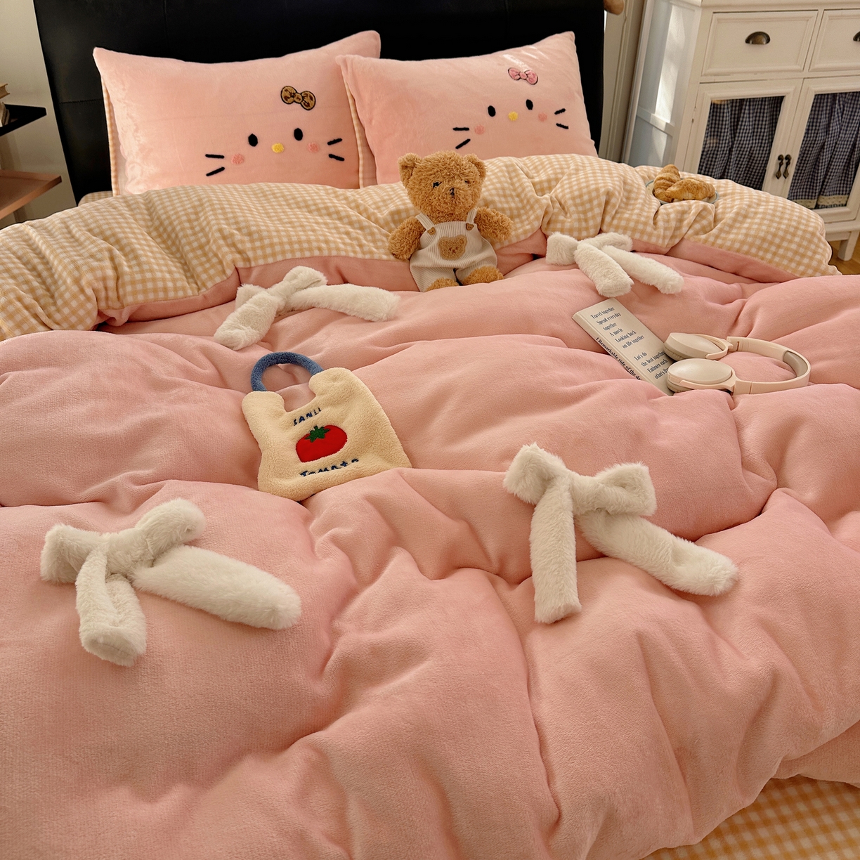 91家纺网 家纺一手货源 找家纺 顾里家纺 2025新款兔毛蝴蝶结喵酱牛奶绒四件套 蝴蝶结猫咪粉