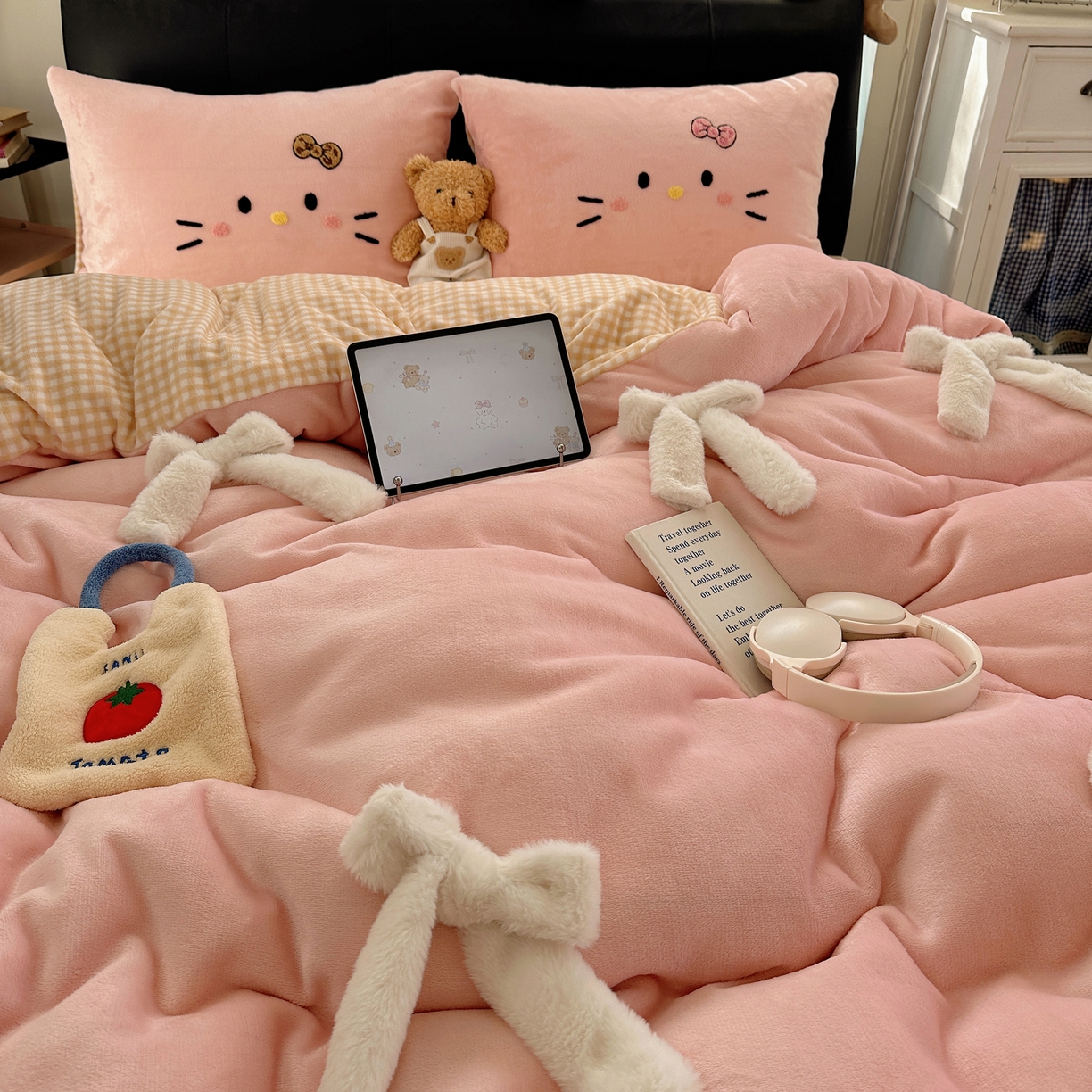 91家纺网 家纺一手货源 找家纺 顾里家纺 2025新款兔毛蝴蝶结喵酱牛奶绒四件套 蝴蝶结猫咪粉