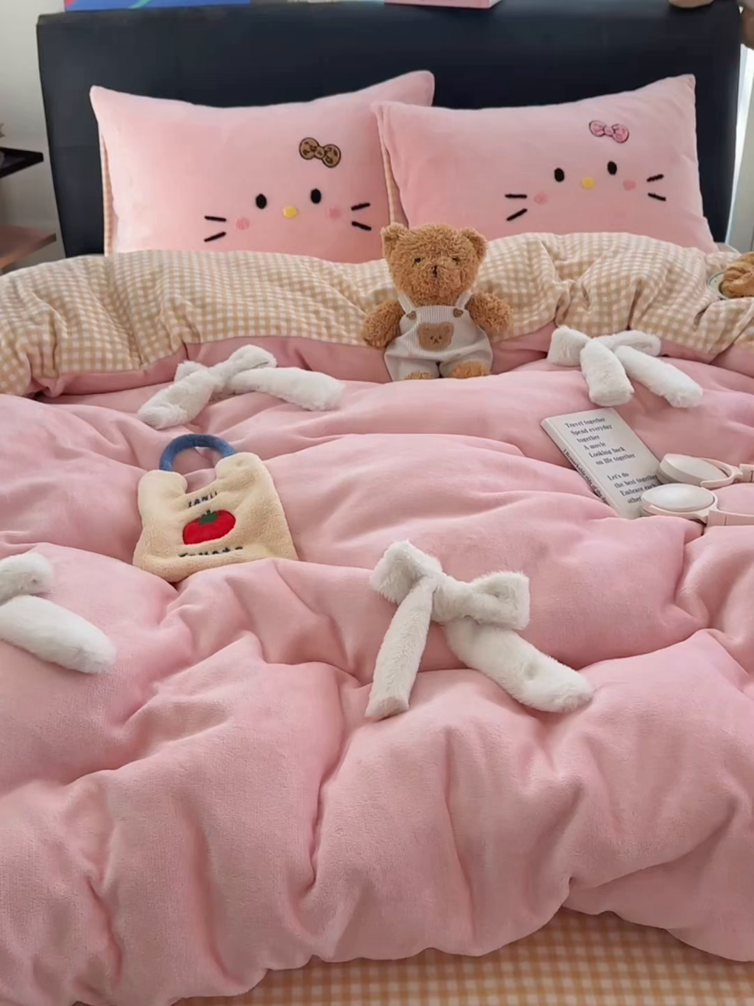 91家纺网 家纺一手货源 找家纺 顾里家纺 2025新款兔毛蝴蝶结喵酱牛奶绒四件套 蝴蝶结猫咪粉