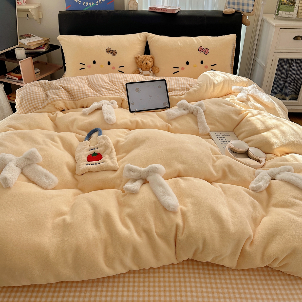 91家纺网 家纺一手货源 找家纺 顾里家纺 2025新款兔毛蝴蝶结喵酱牛奶绒四件套 蝴蝶结猫咪黄