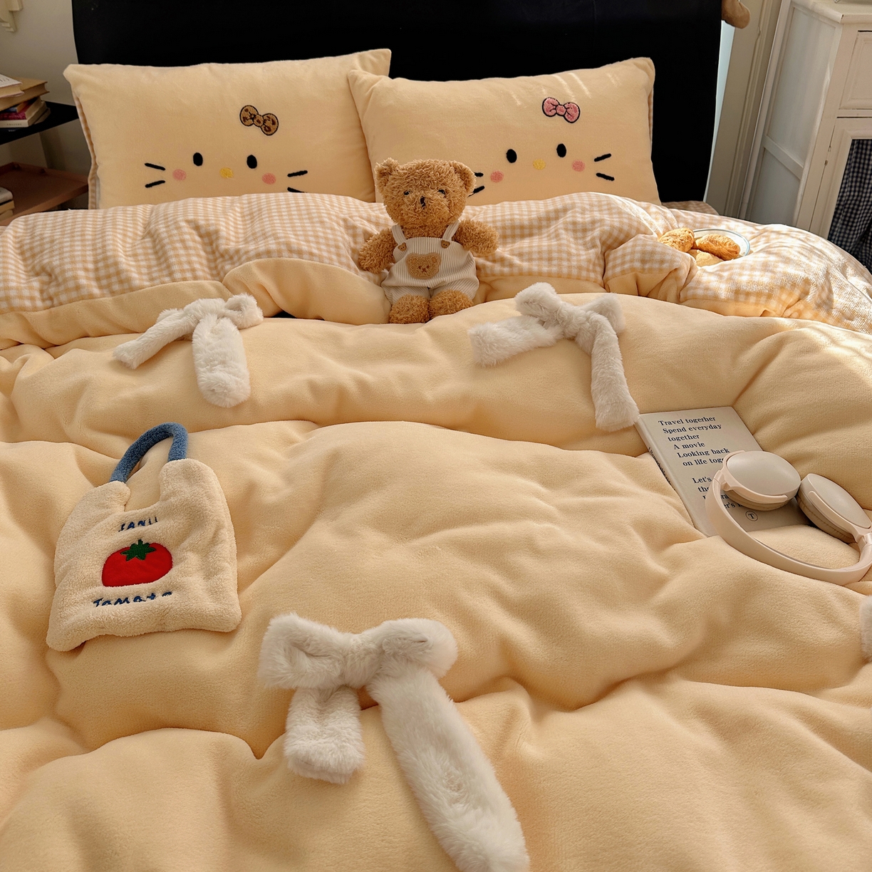 91家纺网 家纺一手货源 找家纺 顾里家纺 2025新款兔毛蝴蝶结喵酱牛奶绒四件套 蝴蝶结猫咪黄