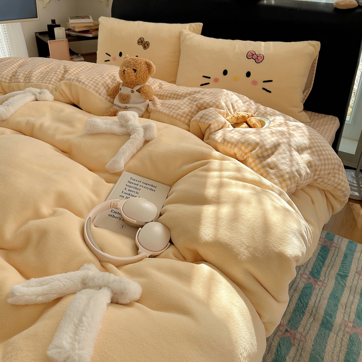 91家纺网 家纺一手货源 找家纺 顾里家纺 2025新款兔毛蝴蝶结喵酱牛奶绒四件套 蝴蝶结猫咪黄