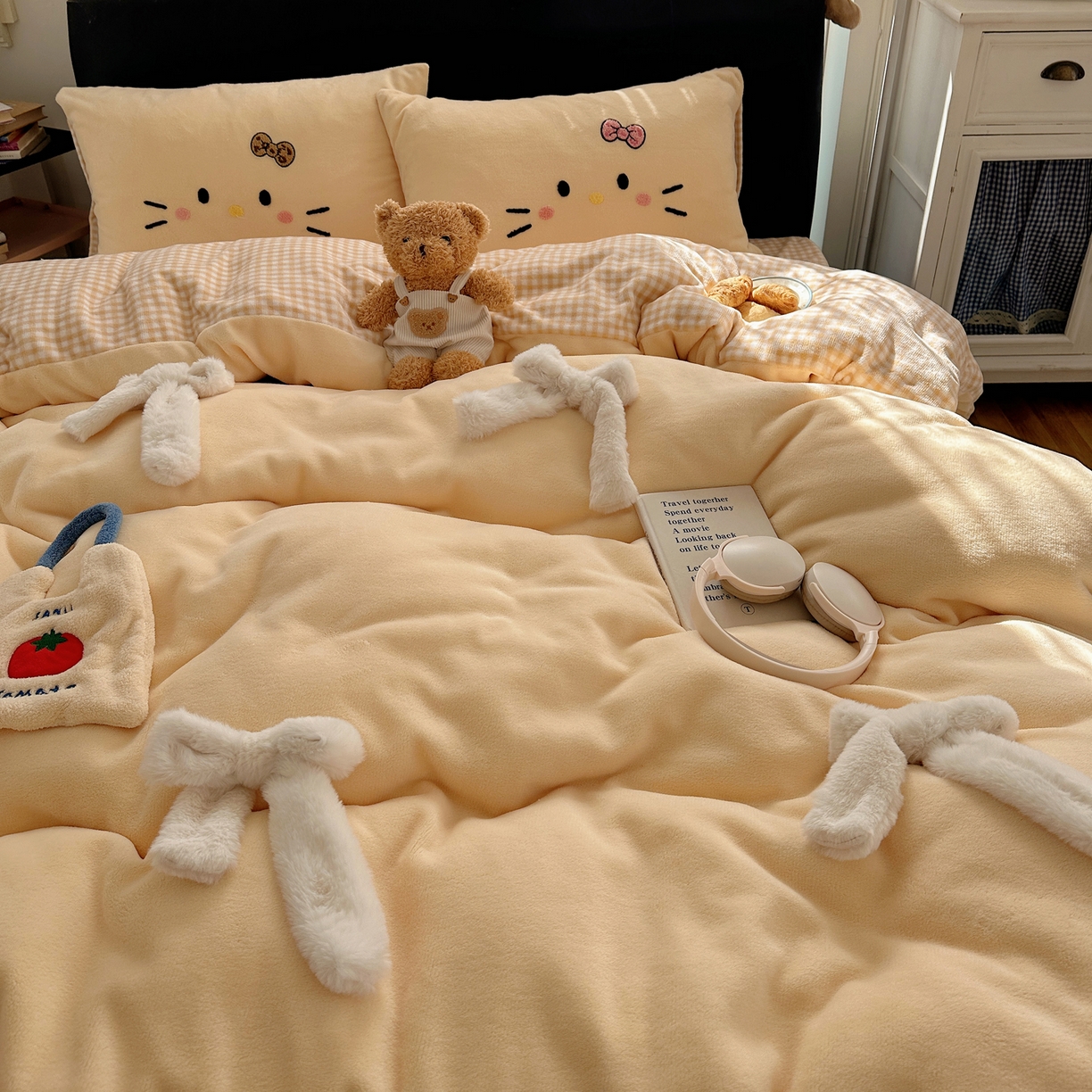 91家纺网 家纺一手货源 找家纺 顾里家纺 2025新款兔毛蝴蝶结喵酱牛奶绒四件套 蝴蝶结猫咪黄