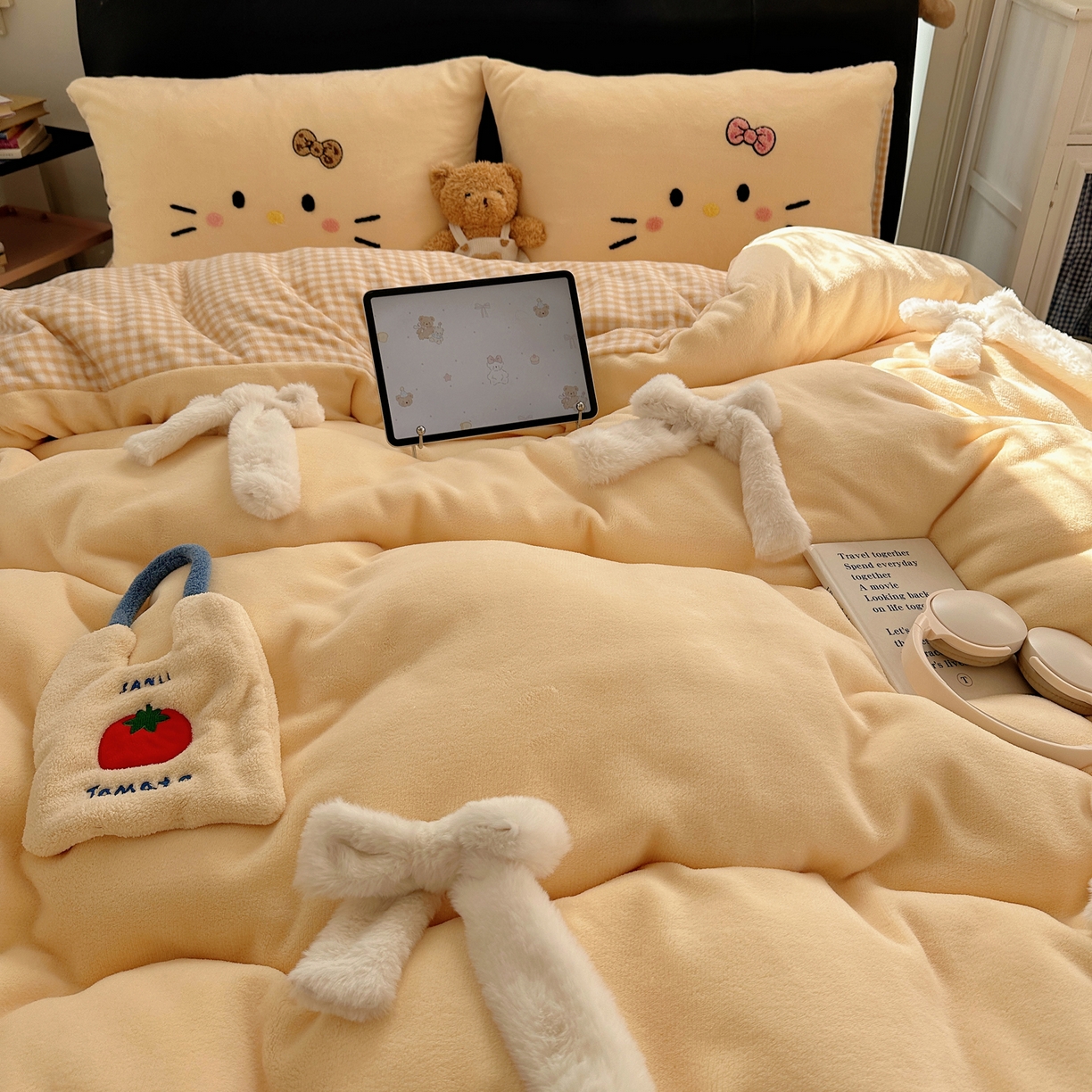 91家纺网 家纺一手货源 找家纺 顾里家纺 2025新款兔毛蝴蝶结喵酱牛奶绒四件套 蝴蝶结猫咪黄