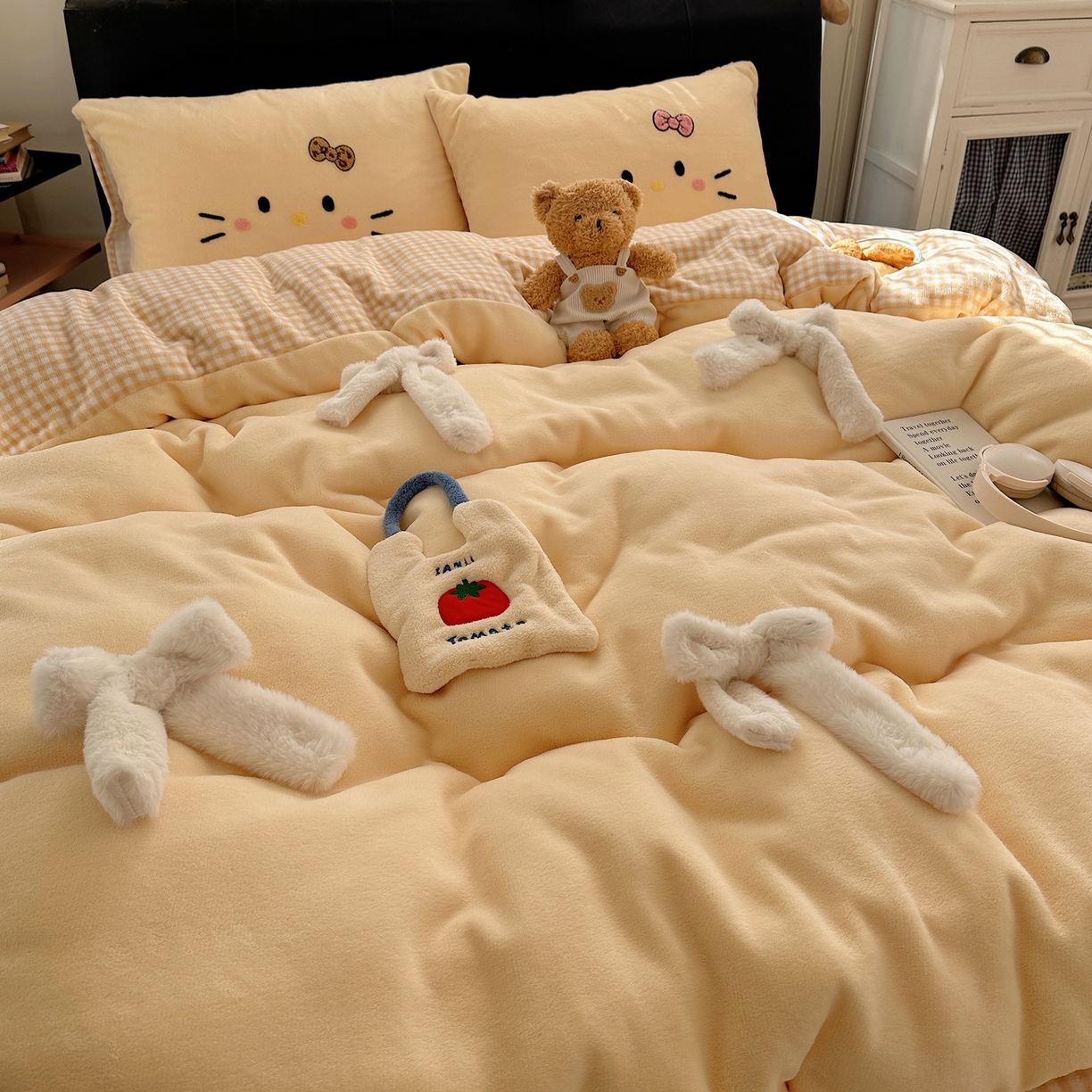 91家纺网 家纺一手货源 找家纺 顾里家纺 2025新款兔毛蝴蝶结喵酱牛奶绒四件套 蝴蝶结猫咪黄