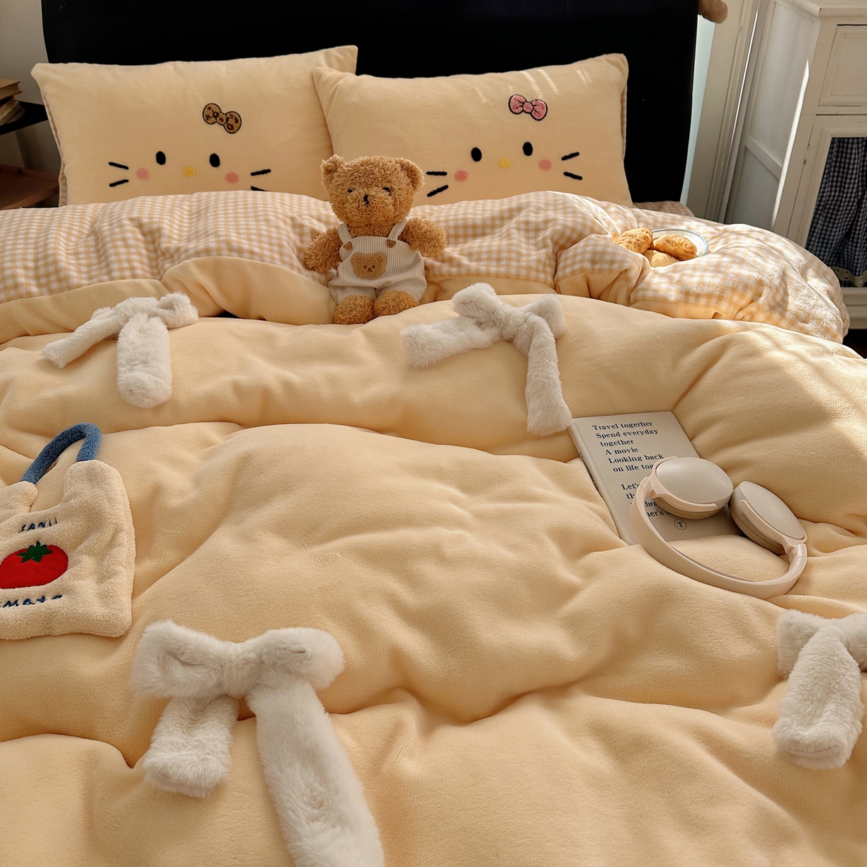 91家纺网 家纺一手货源 找家纺 顾里家纺 2025新款兔毛蝴蝶结喵酱牛奶绒四件套 蝴蝶结猫咪黄