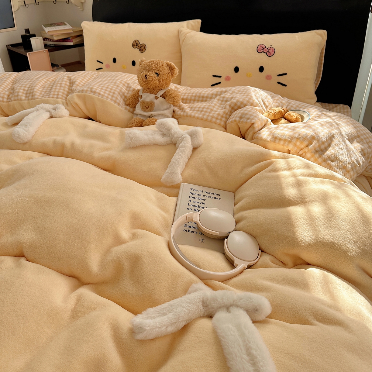 91家纺网 家纺一手货源 找家纺 顾里家纺 2025新款兔毛蝴蝶结喵酱牛奶绒四件套 蝴蝶结猫咪黄