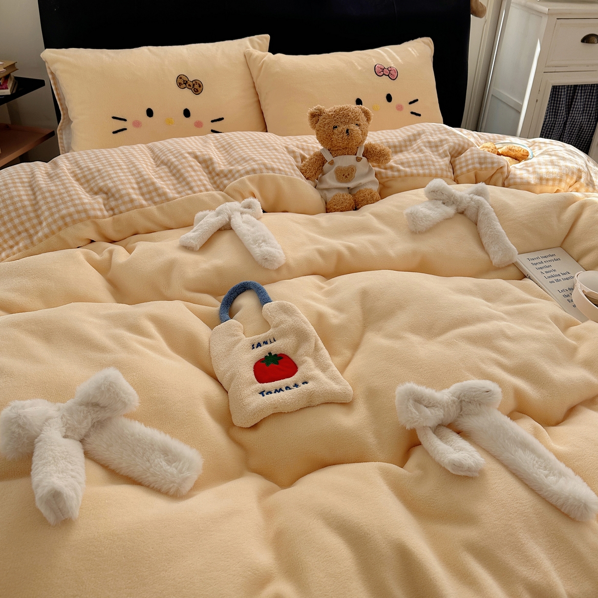 91家纺网 家纺一手货源 找家纺 顾里家纺 2025新款兔毛蝴蝶结喵酱牛奶绒四件套 蝴蝶结猫咪黄