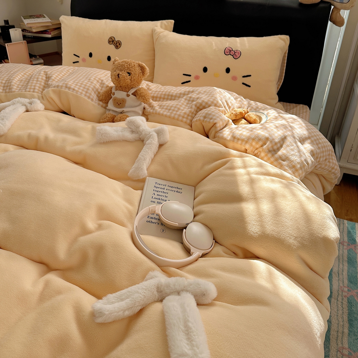 91家纺网 家纺一手货源 找家纺 顾里家纺 2025新款兔毛蝴蝶结喵酱牛奶绒四件套 蝴蝶结猫咪黄