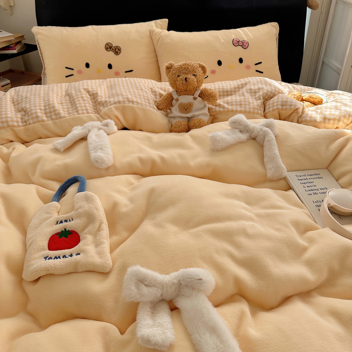 91家纺网 家纺一手货源 找家纺 顾里家纺 2025新款兔毛蝴蝶结喵酱牛奶绒四件套 蝴蝶结猫咪黄