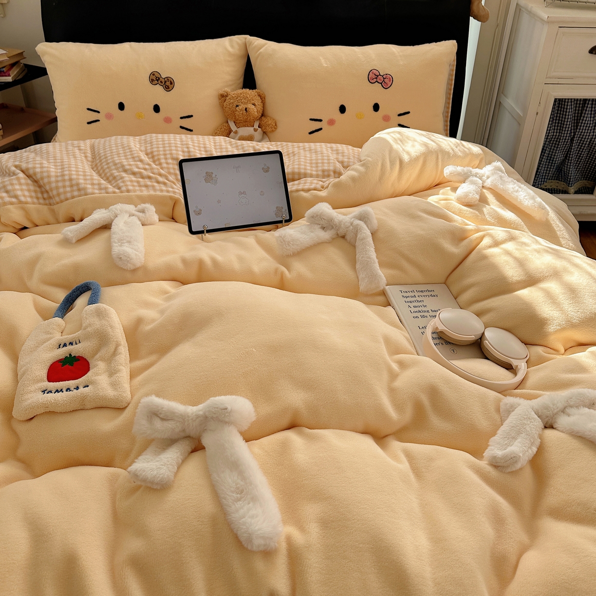 91家纺网 家纺一手货源 找家纺 顾里家纺 2025新款兔毛蝴蝶结喵酱牛奶绒四件套 蝴蝶结猫咪黄