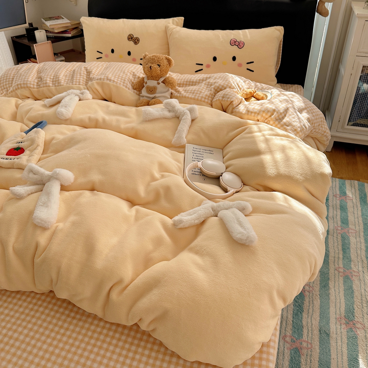 91家纺网 家纺一手货源 找家纺 顾里家纺 2025新款兔毛蝴蝶结喵酱牛奶绒四件套 蝴蝶结猫咪黄