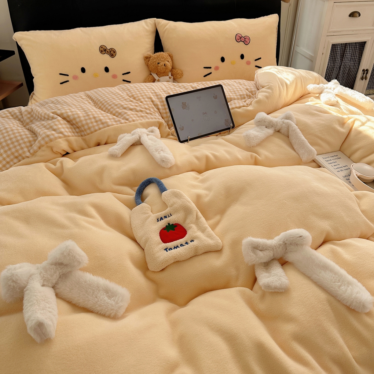 91家纺网 家纺一手货源 找家纺 顾里家纺 2025新款兔毛蝴蝶结喵酱牛奶绒四件套 蝴蝶结猫咪黄