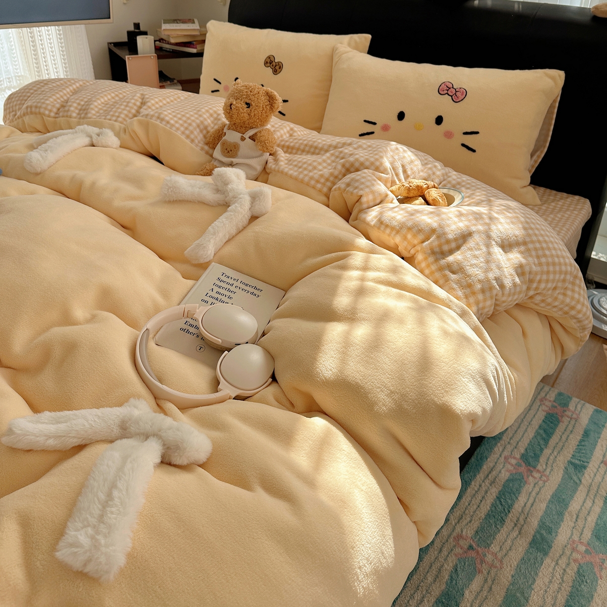 91家纺网 家纺一手货源 找家纺 顾里家纺 2025新款兔毛蝴蝶结喵酱牛奶绒四件套 蝴蝶结猫咪黄