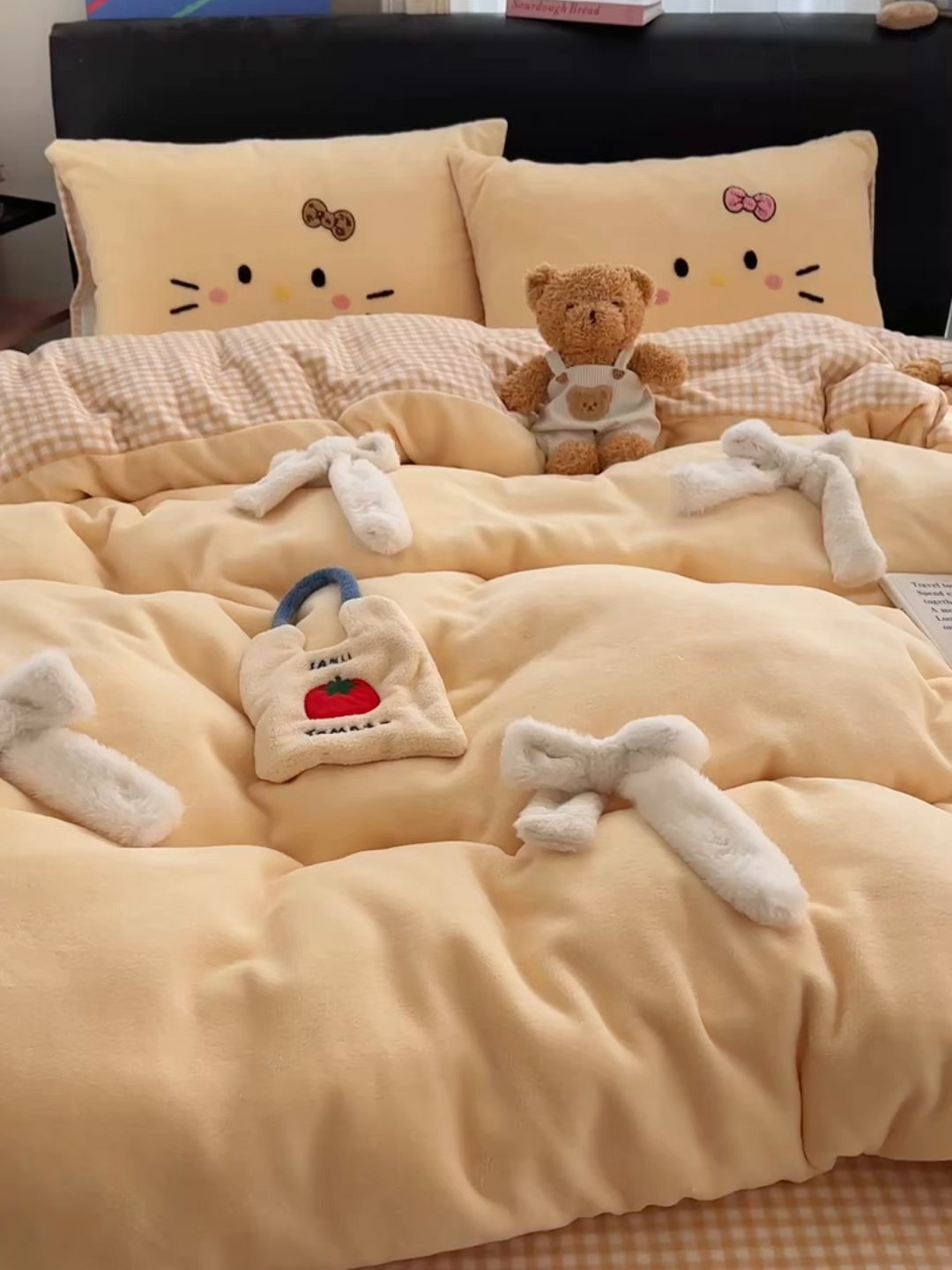 91家纺网 家纺一手货源 找家纺 顾里家纺 2025新款兔毛蝴蝶结喵酱牛奶绒四件套 蝴蝶结猫咪黄