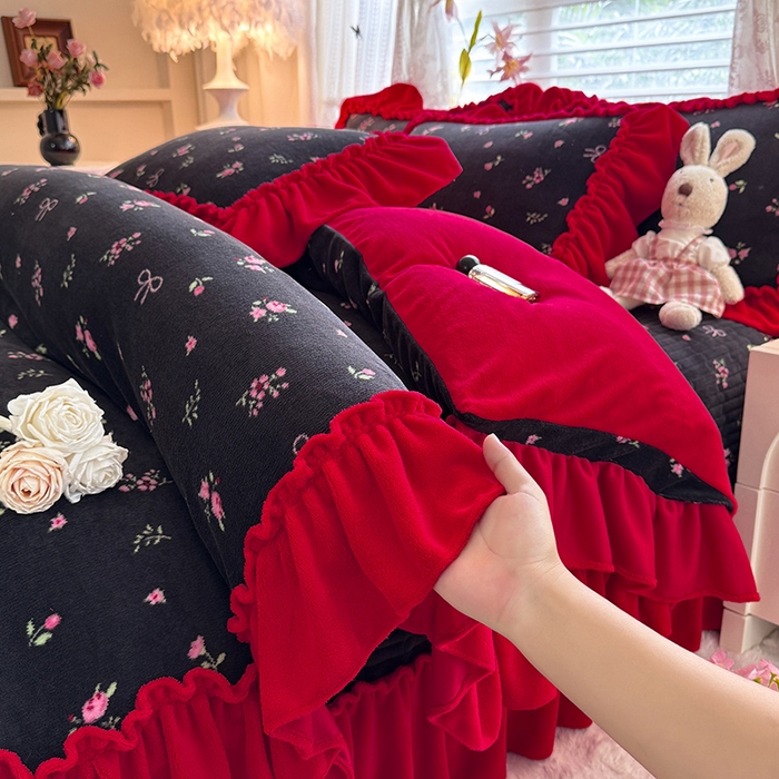 91家纺网 家纺一手货源 找家纺 韩约家纺 2025新款法式大花边印花牛奶绒床盖款四件套 艾美（床盖款）