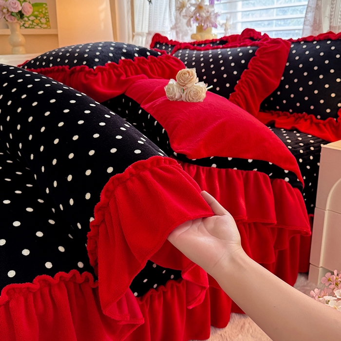 91家纺网 家纺一手货源 找家纺 韩约家纺 2025新款法式大花边印花牛奶绒床盖款四件套 黑萌萌 （床盖款）