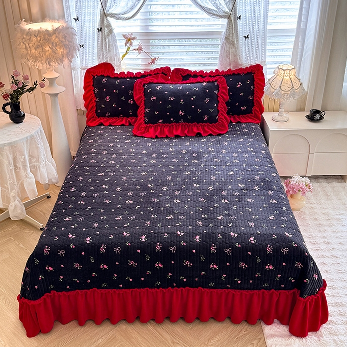 91家纺网 家纺一手货源 找家纺 韩约家纺 2025新款法式大花边印花牛奶绒床盖款四件套 艾美（床盖款）