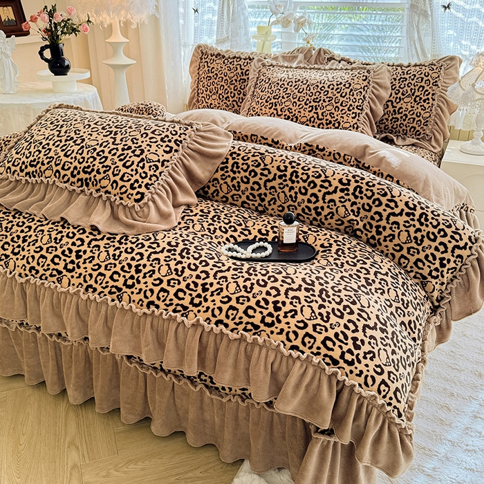 91家纺网 家纺一手货源 找家纺 韩约家纺 2025新款法式大花边印花牛奶绒床盖款四件套 豹纹（床盖款）