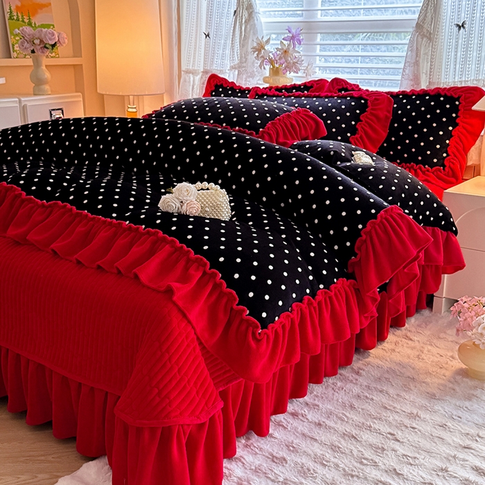 91家纺网 家纺一手货源 找家纺 韩约家纺 2025新款法式大花边印花牛奶绒床盖款四件套 黑波点（床盖款）