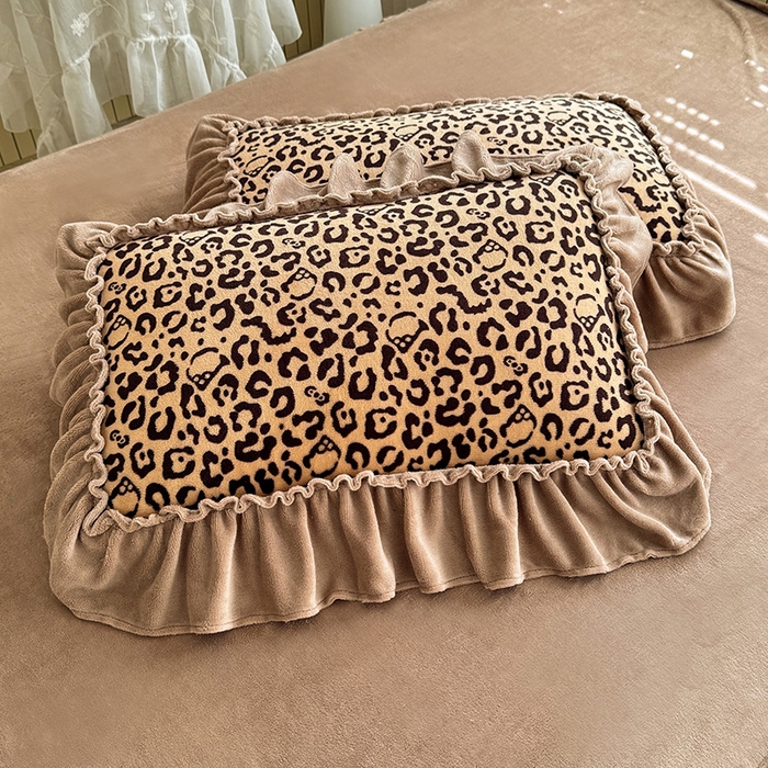 91家纺网 家纺一手货源 找家纺 韩约家纺 2025新款法式大花边印花牛奶绒床盖款四件套 豹纹（床盖款）