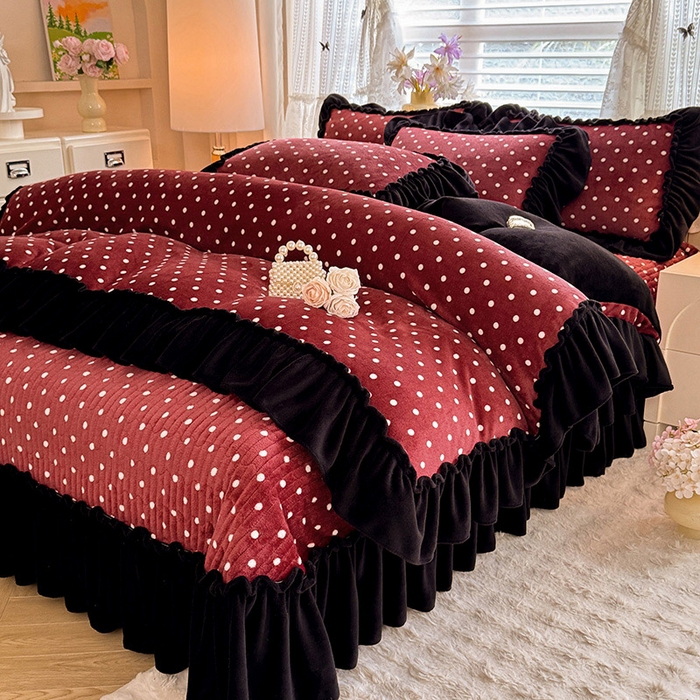 91家纺网 家纺一手货源 找家纺 韩约家纺 2025新款法式大花边印花牛奶绒床盖款四件套 红萌萌（床盖款）