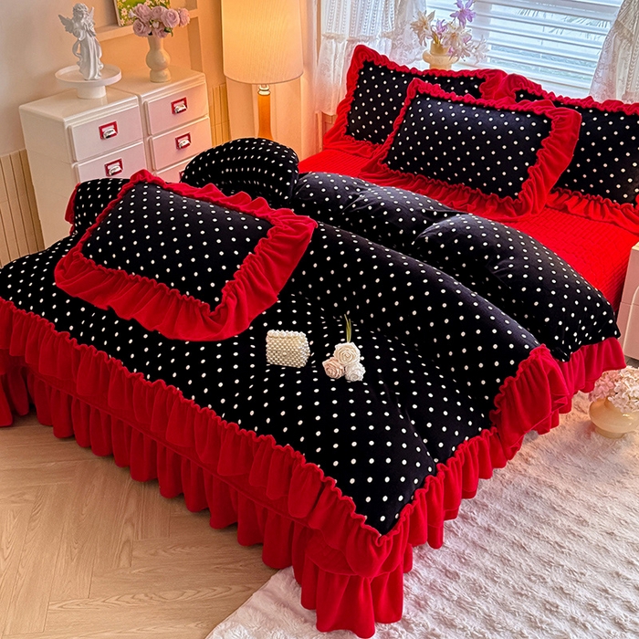 91家纺网 家纺一手货源 找家纺 韩约家纺 2025新款法式大花边印花牛奶绒床盖款四件套 黑波点（床盖款）