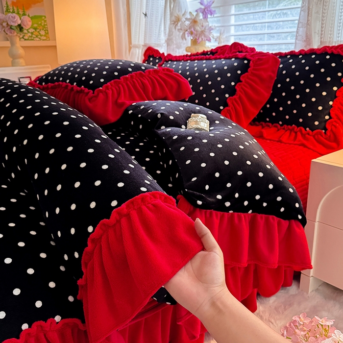 91家纺网 家纺一手货源 找家纺 韩约家纺 2025新款法式大花边印花牛奶绒床盖款四件套 黑波点（床盖款）