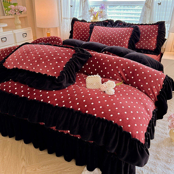 91家纺网 家纺一手货源 找家纺 韩约家纺 2025新款法式大花边印花牛奶绒床盖款四件套 红萌萌（床盖款）