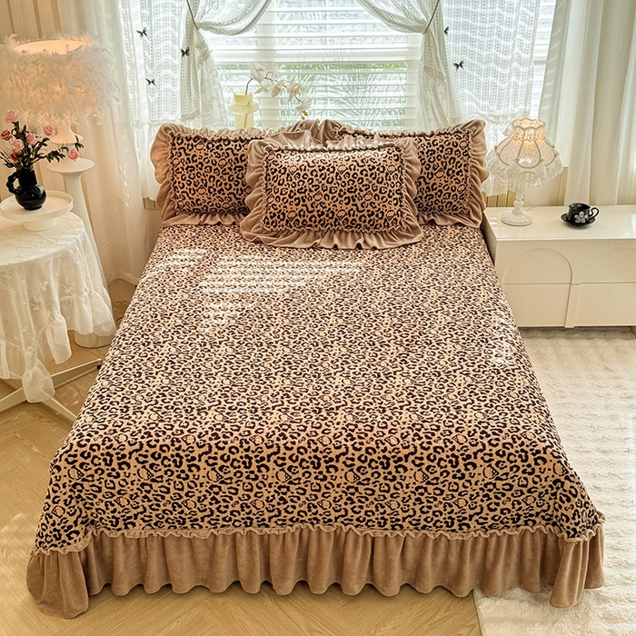 91家纺网 家纺一手货源 找家纺 韩约家纺 2025新款法式大花边印花牛奶绒床盖款四件套 豹纹（床盖款）