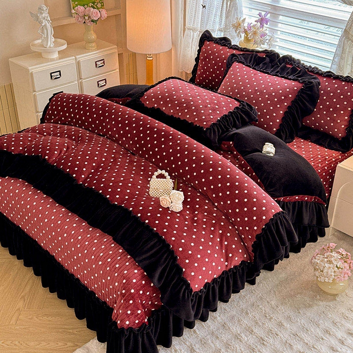 91家纺网 家纺一手货源 找家纺 韩约家纺 2025新款法式大花边印花牛奶绒床盖款四件套 红萌萌（床盖款）