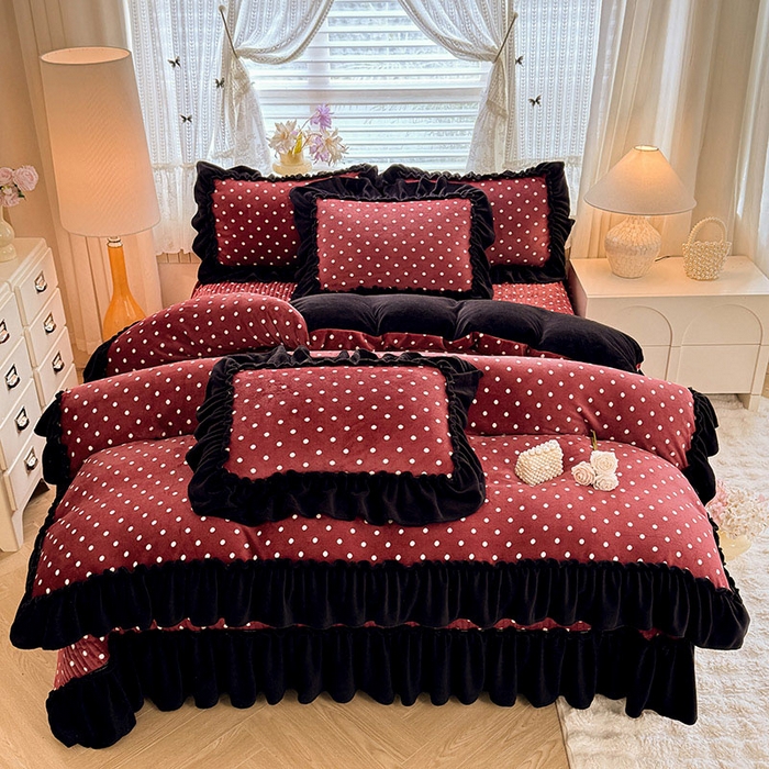 91家纺网 家纺一手货源 找家纺 韩约家纺 2025新款法式大花边印花牛奶绒床盖款四件套 红萌萌（床盖款）