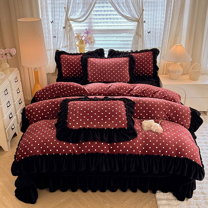 91家纺网 家纺一手货源 找家纺 韩约家纺 2025新款法式大花边印花牛奶绒床盖款四件套 红波点（床盖款）